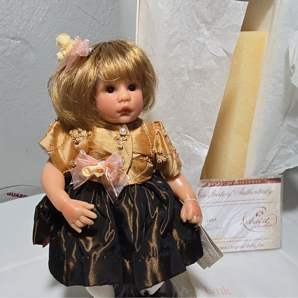 Lee Middleton Artist Studio Collection Hannah Doll Reva Schick w/ Stand COA #123